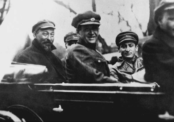 Feliks Dzierżyński (pierwszy od lewej) na zdjęciu wykonanym w maju 1926 roku (domena publiczna).
