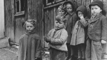 Grupa niemieckich dzieci w obozie dla uchodźców na zachodzie kraju