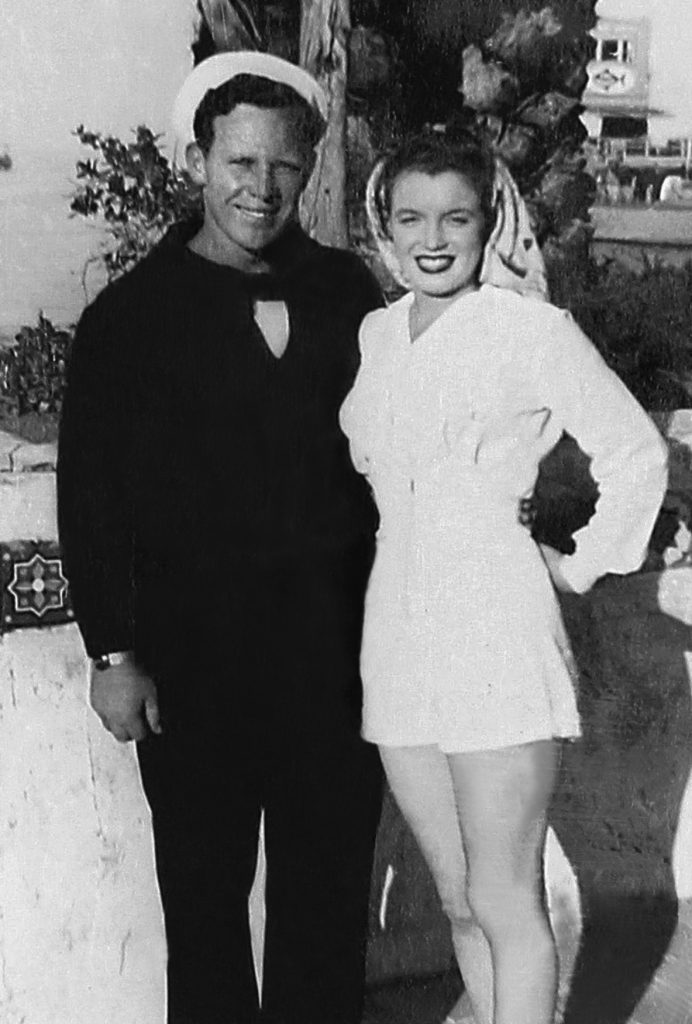 Marilyn Monroe z pierwszym mężem Jamesem Dougherty'm, którego poślubiła w wieku zaledwie 16 lat (domena publiczna).