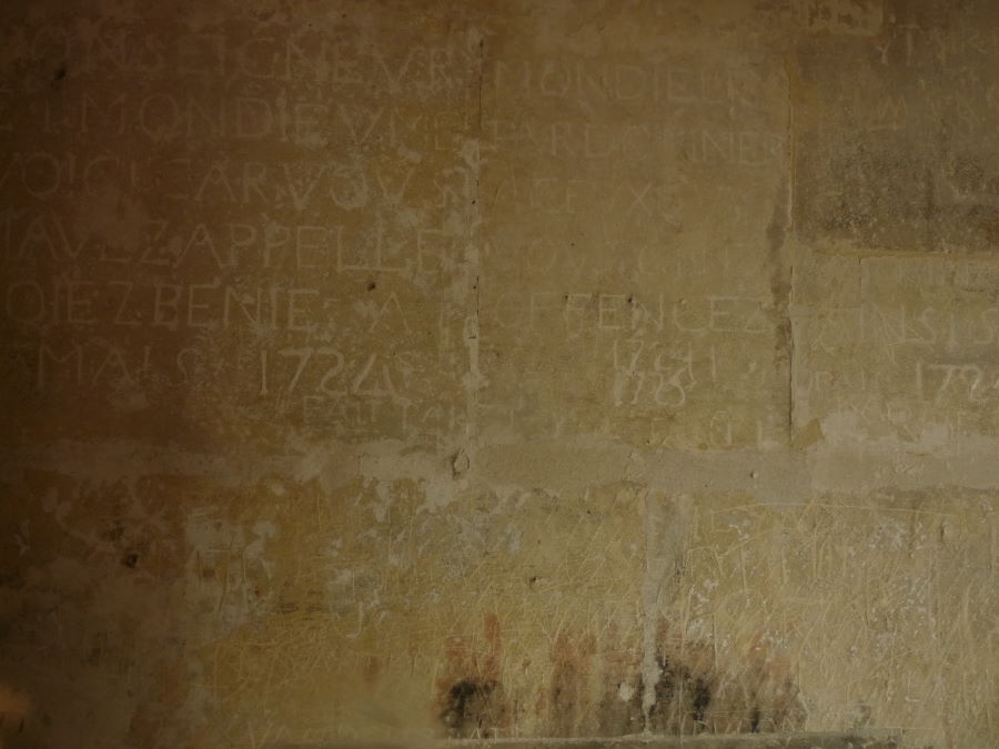 Napisy pozostawione przez XVIII-wiecznych więźniów donżonu