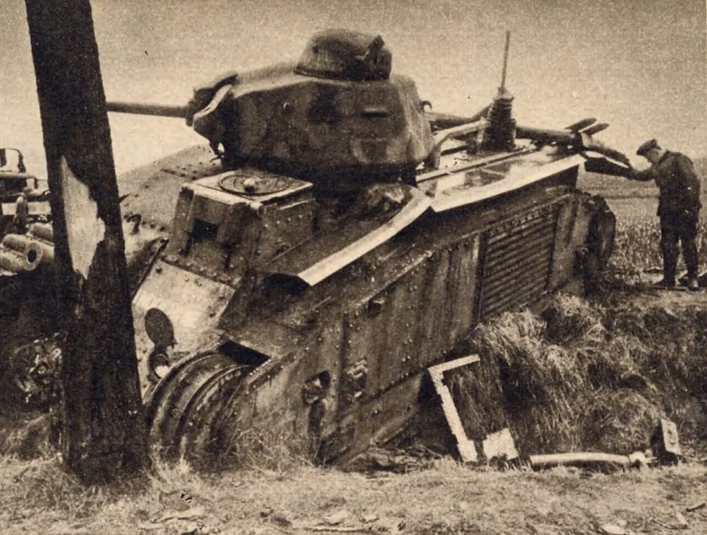 Niemiecki żołnierz oglądający uszkodzony francuskich czołg (domena publiczna).