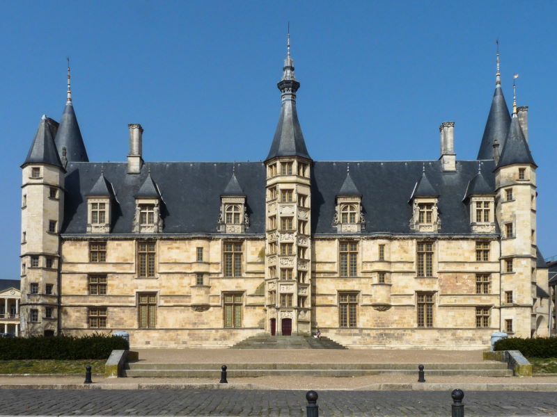Pałac książęcy w Nevers. Siedziba Marii Gonzagi na współczesnej fotografii.