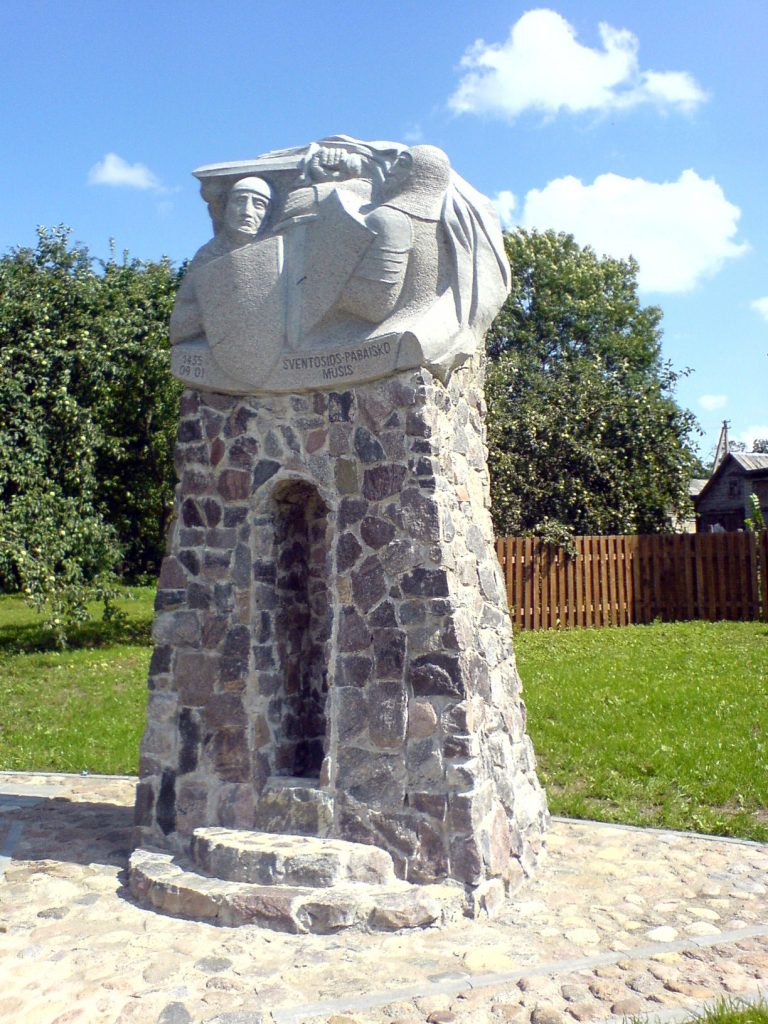 Pomnik stojący w miejscu stoczenia bitwy pod Wiłkomierzem (Orionus/CC BY-SA 3.0).