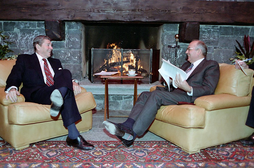 Pierwsze spotkanie Reagana z Gorbaczowem w 1985 roku w Genewie.