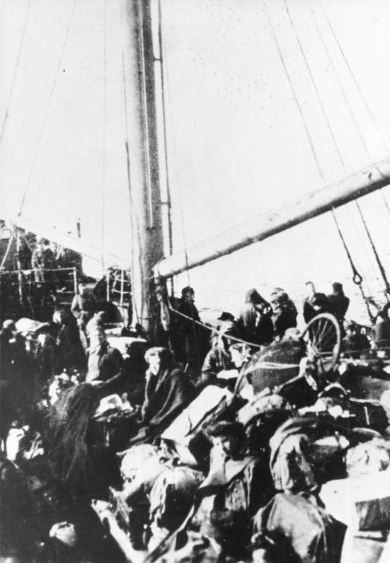 Statek z niemieckimi uciekinierami po wyjściu z portu w Piławie. Rok 1945.