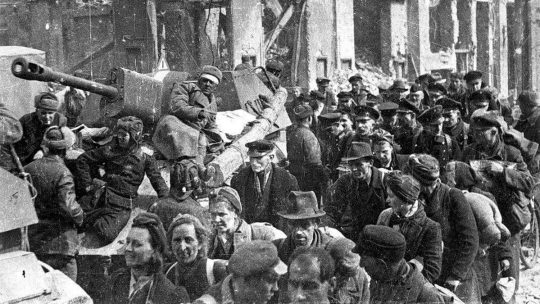Tłumy niemieckich cywilów w Piławie, po zajęciu miasta przez Sowietów.