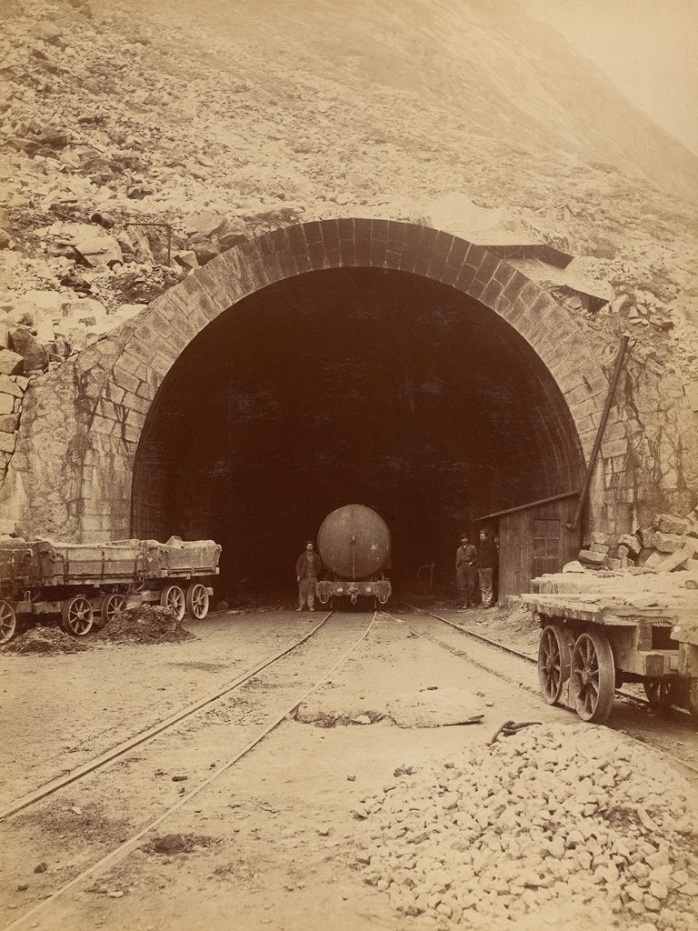 Tunel św. Gotarda nie mógłby powstać tak szybko bez wykorzystania dynamitu (domena publiczna).