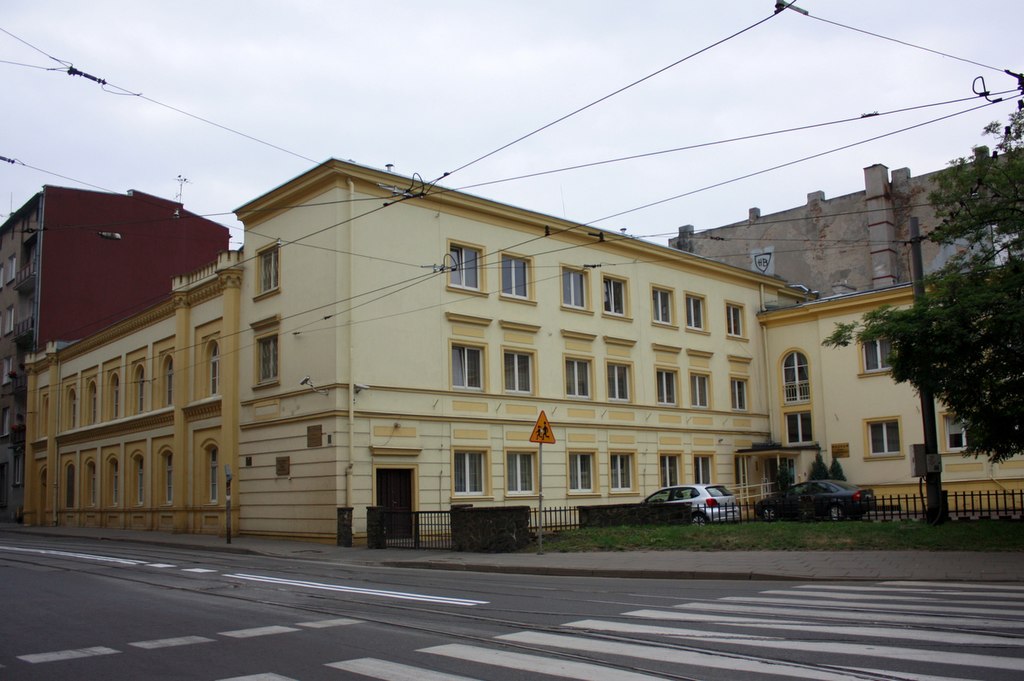 Budynek przy ulicy Gdańskiej 13 w Łodzi. W okresie międzywojennym mieściło się tam więzienie. Trafił tam również Loga-Sowiński (Olchasosna/CC BY-SA 3.0 PL).