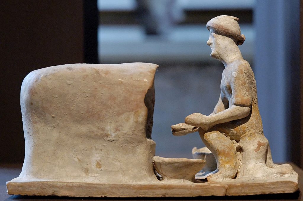 Figurka z początków V wieku p.n.e. przedstawiająca kobietę wypiekającą chleb (Marie-Lan Nguyen/CC BY 2.5).