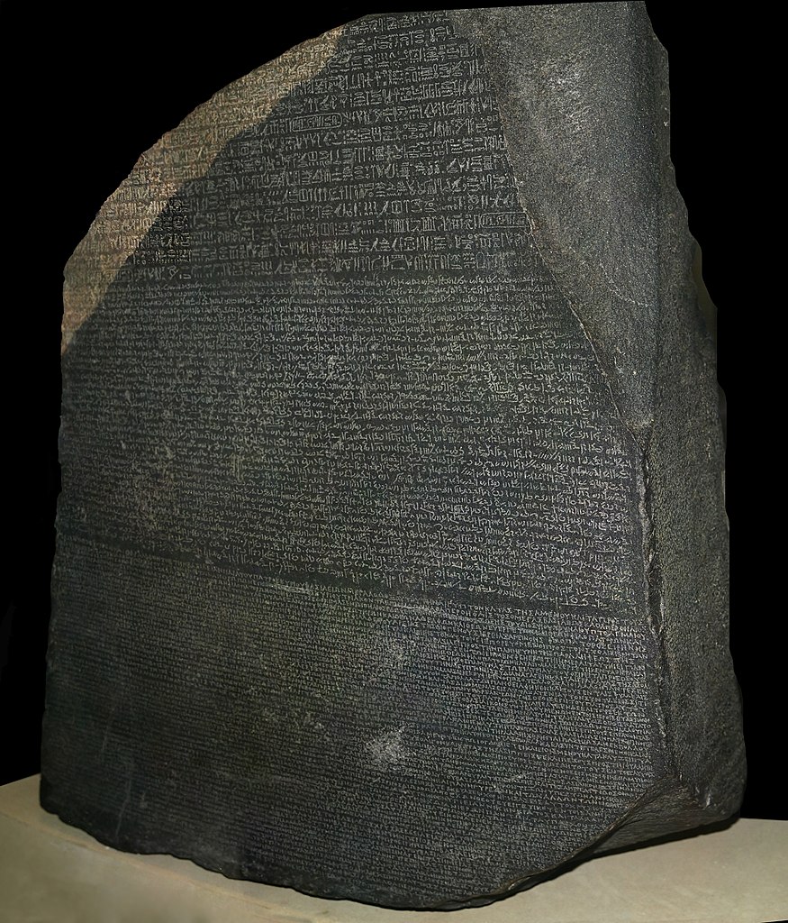 Kamień z Rosetty na wystawie w Muzeum Brytyjskim (Hans Hillewaert/domena publiczna).