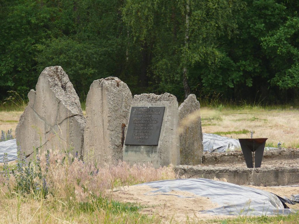 Koppe był odpowiedzialny za utworzenie obóz zagłady w Chełmnie nad Nerem. Na zdjęciu pozostałości krematorium (Kolanin/CC BY 3.0).