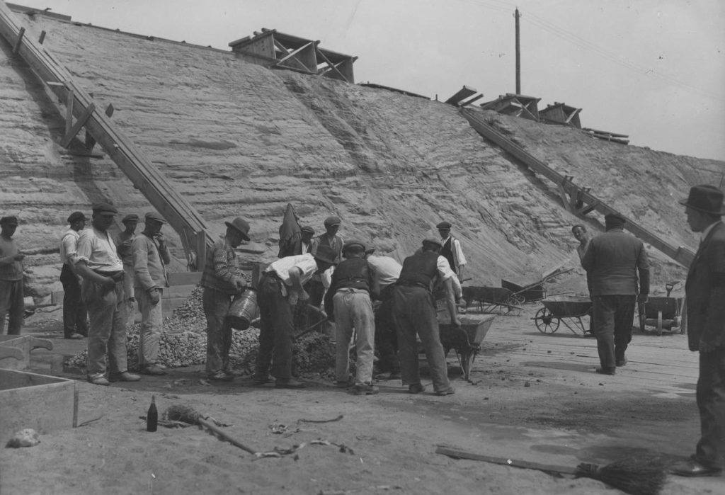 Łódzcy robotnicy pracujący przy budowie kanalizacji i wodociągów. Zdjęcie z drugiej połowy lat 30. XX wieku (domena publiczna).