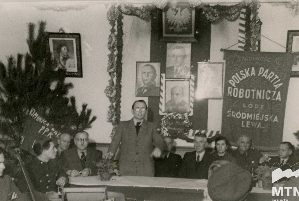Loga-Sowiński przemawia w trakcie konferencji partyjnej. Zdjęcie z drgiej połowy lat 40. XX wieku (Muzeum Tradycji Niepodległościowych w Łodzi/materiały prasowe).