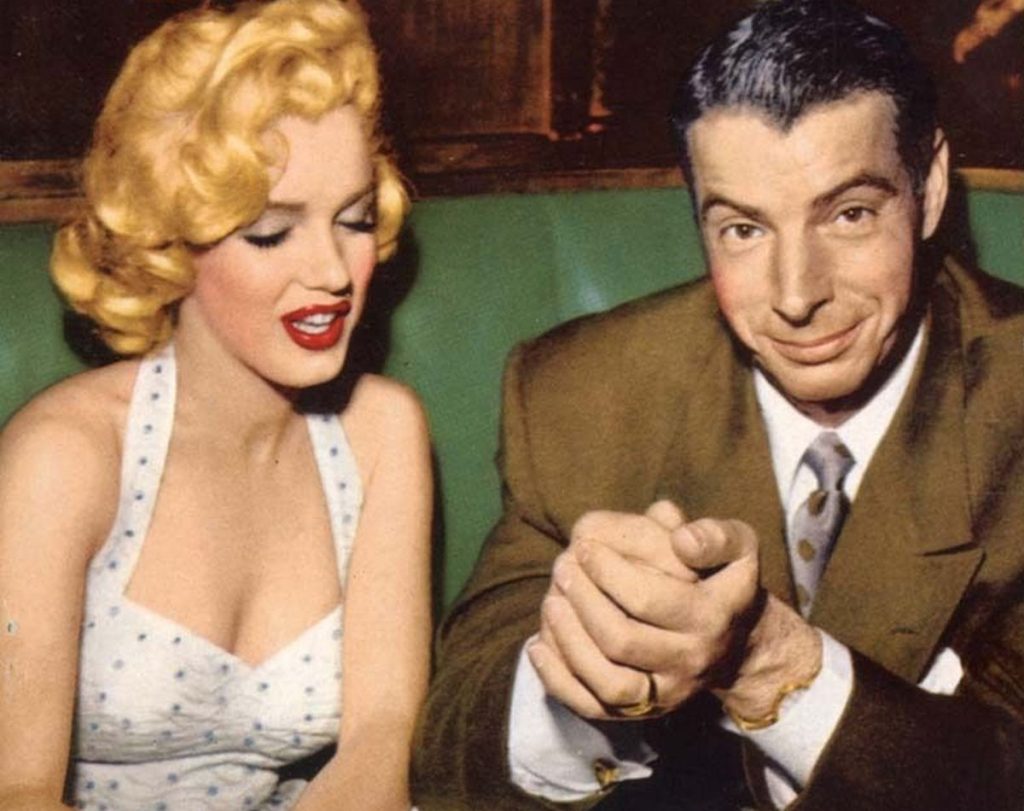 Marilyn Monroe i Joe DiMaggio na zdjęciu wykonanym w styczniu 1954 roku (domena publiczna).