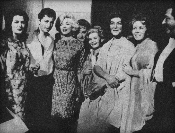 Marilyn Monroe (trzecia od lewej) na zdjęciu wykonanym podczas jednego z jej ostatnich spotkań z mediami (domena publiczna).