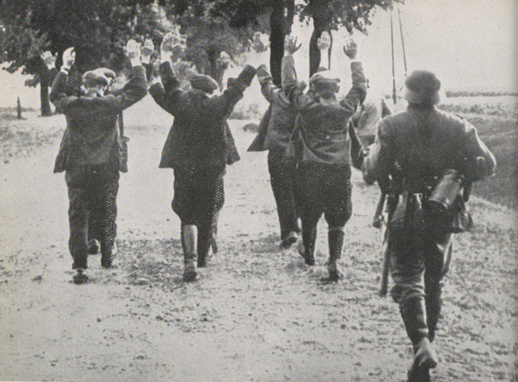 Polacy prowadzeni przez niemieckiego żołnierza w nieznanym kierunku (domena publiczna).