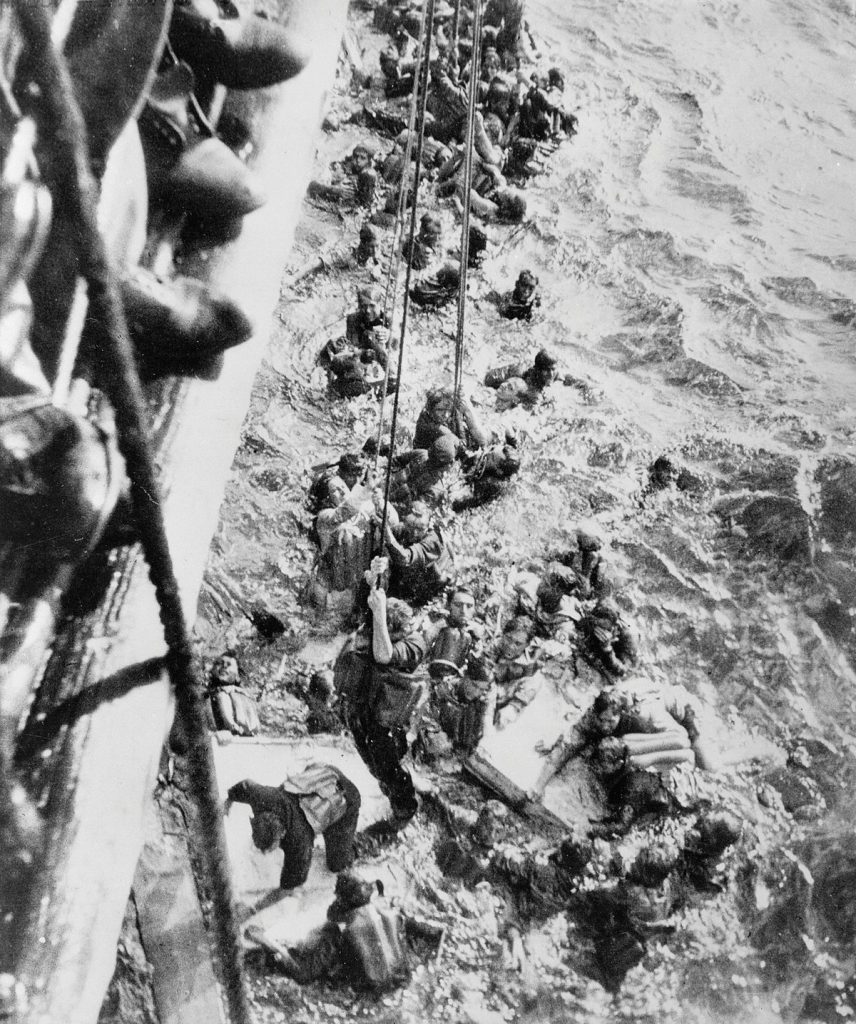 Rozbitkowie z Bismarcka u burty HMS Dorsetshire (domena publiczna).