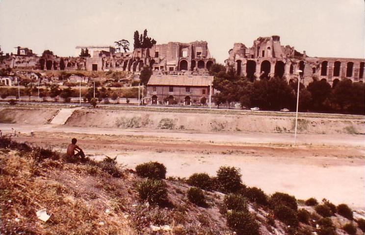 Ruiny Circus Maximus widziane z Awentynu (domena publiczna).