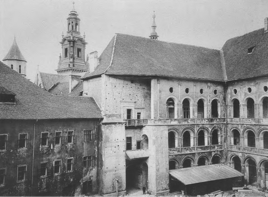 Dziedziniec Wawelu na początku XX wieku. Widok na tak zwane Kuchnie Królewskie (z lewej) i skrzydło zachodnie z apartamentem nad bramą. To tę część zabudowań zamkowych zajęto na potrzeby przytułku.