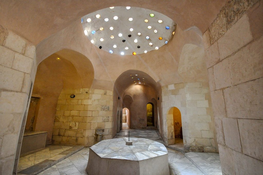 Wnętrze łaźni zniesionej w połowie XV wieku w Kairze przez sułtana Al-Aszrafa Inala (Jorge Láscar/CC BY 2.0).