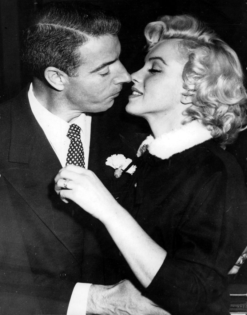Zdjęcie wykonane podczas ślubu Monroe i DiMaggio (domena publiczna).