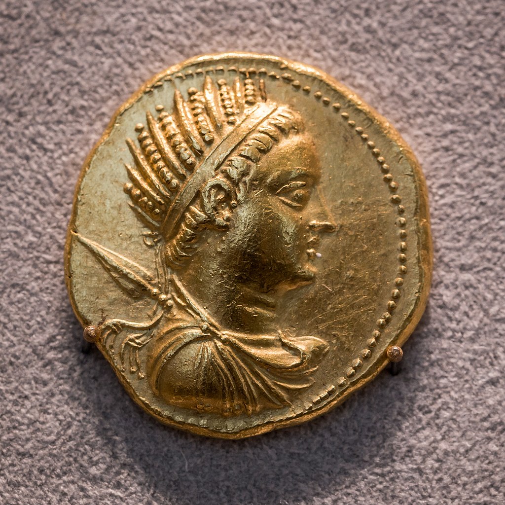 Złota moneta z podobizną Ptolemeusza V (ArchaiOptix/CC BY-SA 4.0).