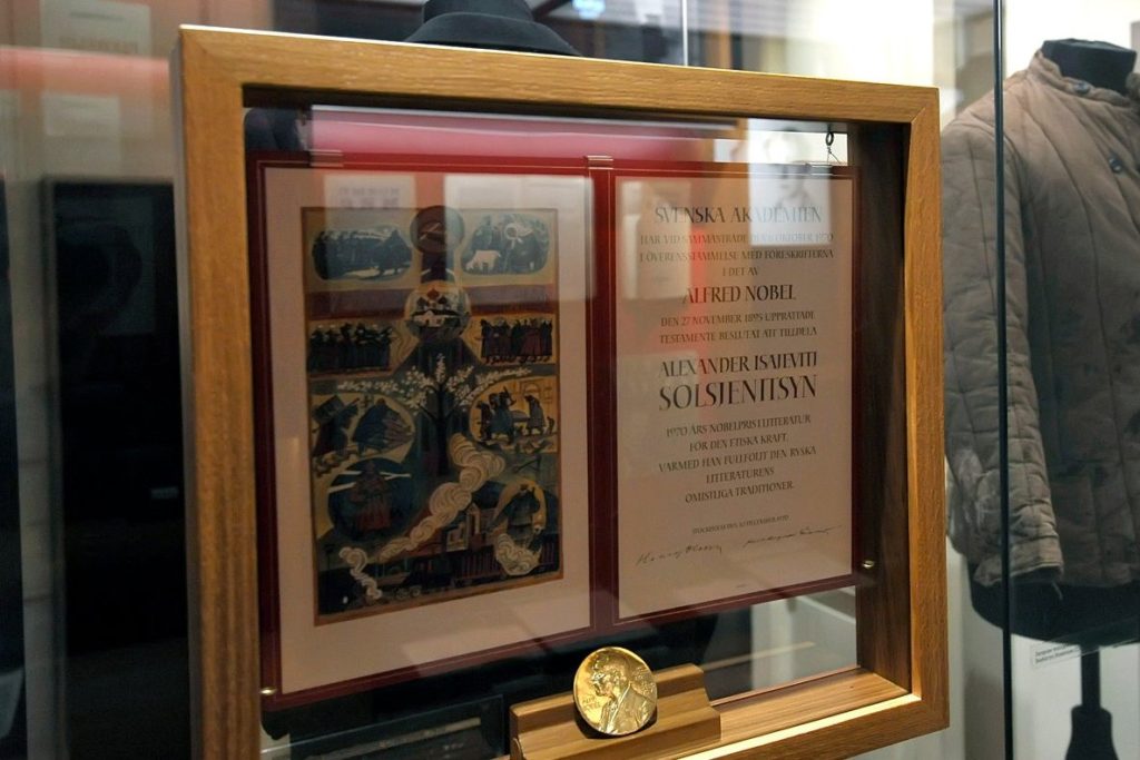 Dyplom i medal noblowski przyznane Sołżenicynowi (Mos.ru/CC BY 4.0).