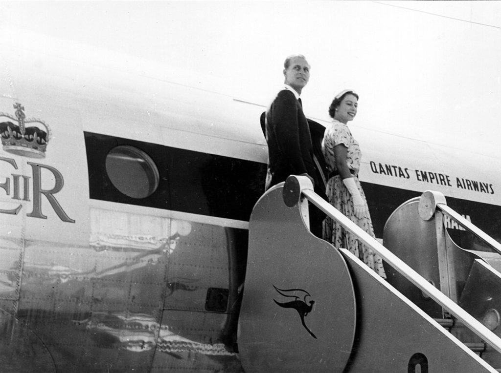 Elżbieta i Filip na zdjęciu wykonanym w 1954 roku (domena publiczna).