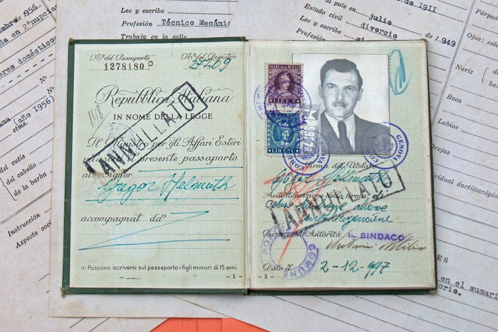 Fałszywy paszport, który Mengele wykorzystał podczas ucieczki do Argentyny (Jackdawson1970/CC BY-SA 3.0).