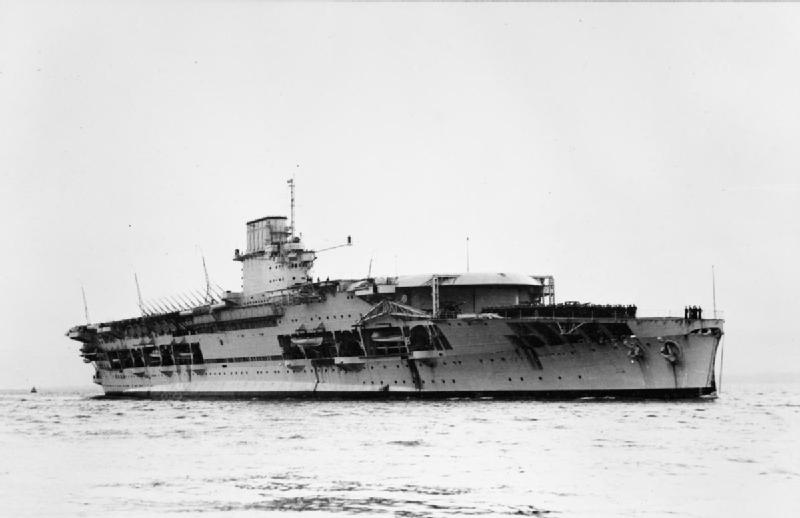 HMS Courageous na zdjęciu z okresu międzywojennego (domena publiczna).