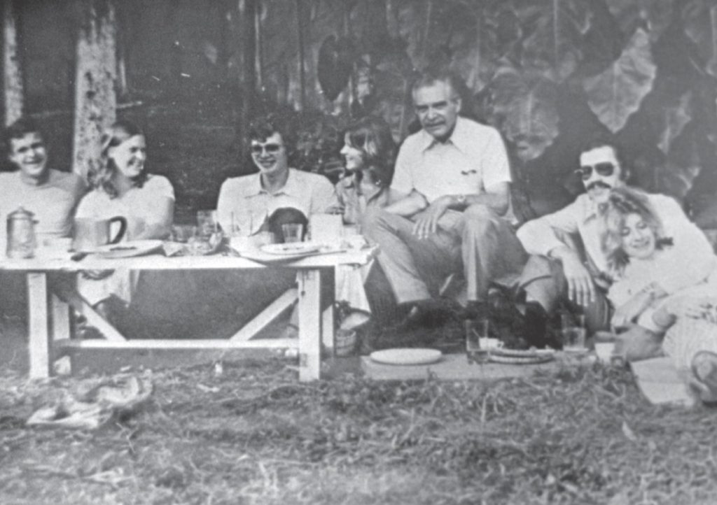 Josef Mengele (trzeci od prawej) na pikniku z przyjaciółmi w Brazylii (gettyimages/materiały prasowe).