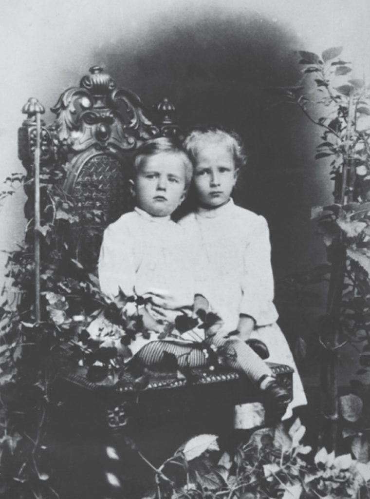 Kazimiera i Barbara na zdjęciu wykonanym około 1892 roku (domena publiczna).