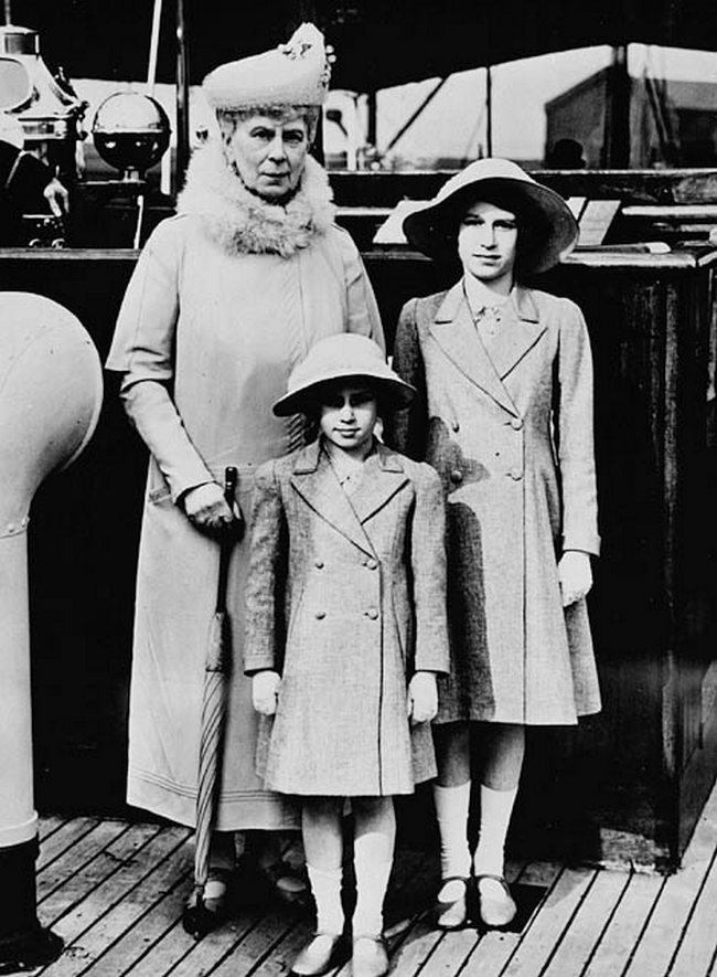 Królowa Maria oraz księżniczki Elżbieta i Małgorzata. Zdjęcie z maja 1939 roku (domena publiczna).