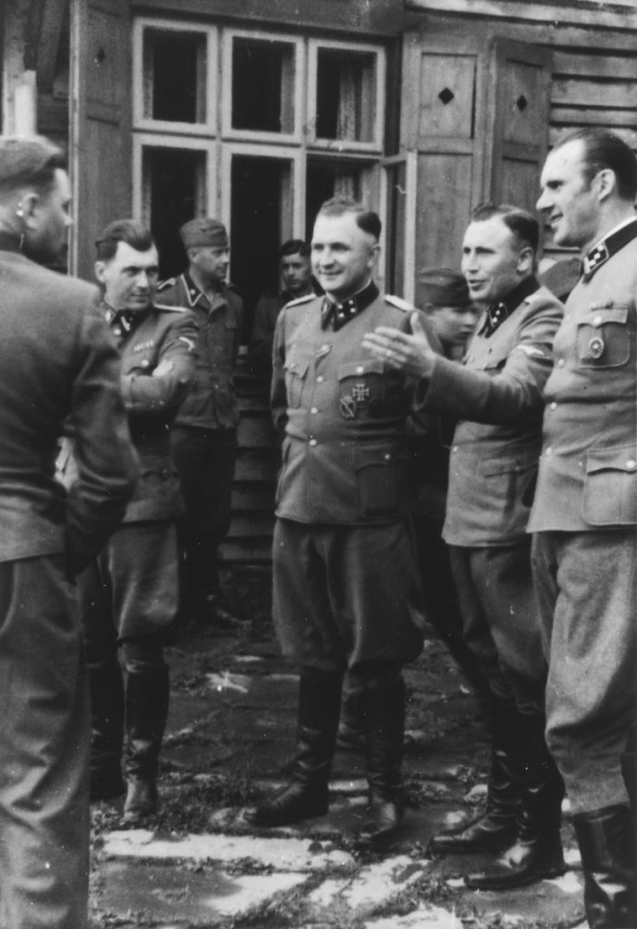 Oficerowie SS z Auschwitz-Birkenau na zdjęciu wykonanym latem 1944 roku. Mengele drugi od lewej (domena publiczna).