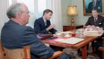 Rozmowy w wąskim gronie podczas spotkania w Reykjaviku