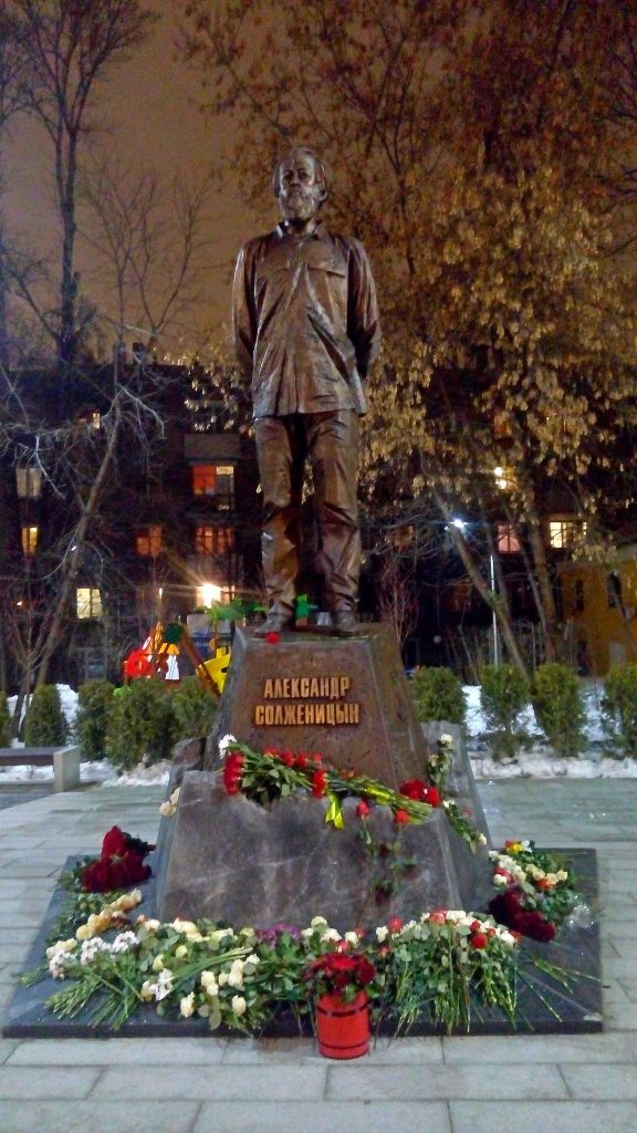 W 1971 roku KGB objęło Sołżnicyna ścisłą inwigilacją. Na zdjęciu moskewski pomnik noblisty (Valera N. Trubin/CC BY 4.0).