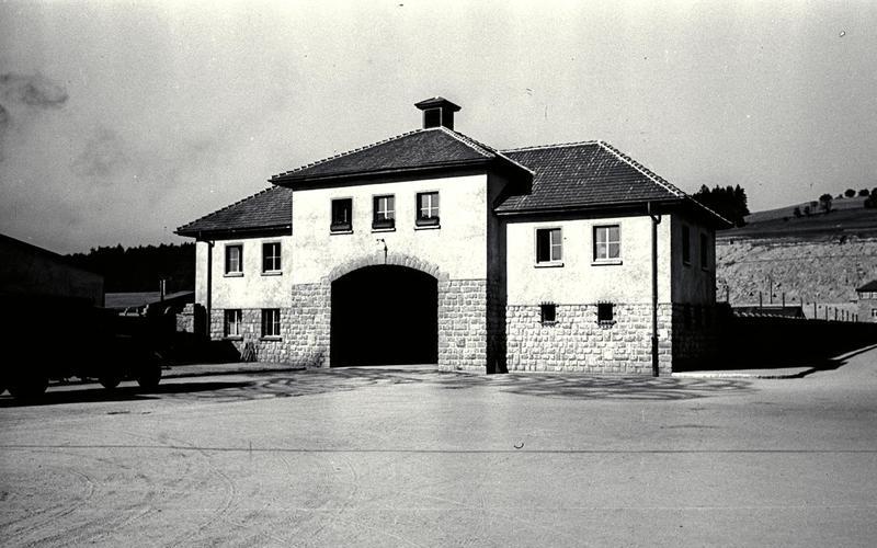 Główna brama obozu Gusen. Zdjęcie z około 1942 roku (Bundesarchiv/CC-BY-SA 3.0).