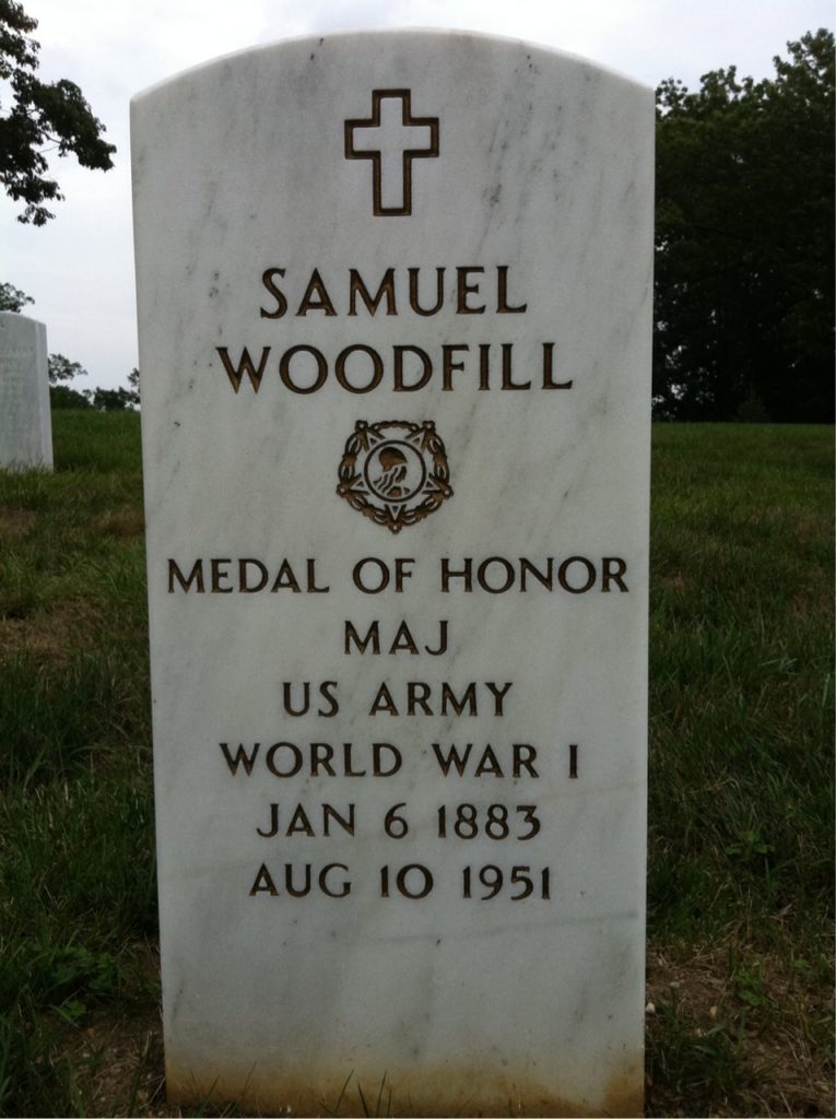 Grób Samuela Woodfilla na cmentarzu Arlington (domena publiczna).