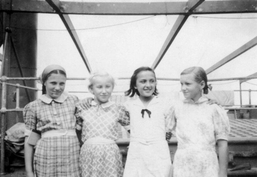 Karolina (druga od prawej) na statku płynącym do Indii. Zdjęcie i podpis z książki z książki Karolina Kaczorowska. Pierwsza Dama Emigracji (materiały prasowe).
