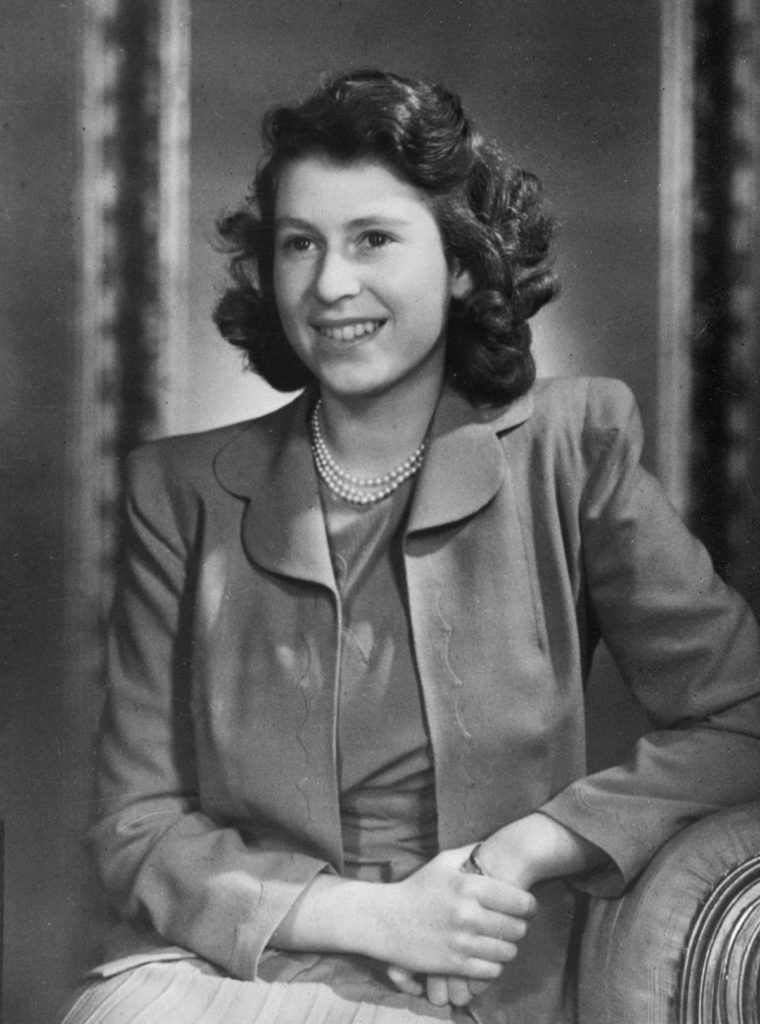 Księżniczka Elżbieta na zdjęciu wykonanym w 1943 roku (Yousuf Karsh/CC BY-SA 3.0 NL).