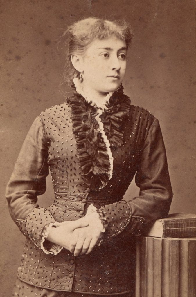 Maria Konopnicka. Zdjęcie wykonane około 1875 roku (domena publiczna).