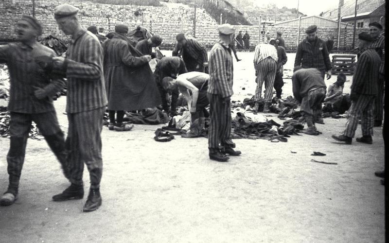 Nowoprzybyli więźniowie na placu apelowym w KL Gusen (Bundesarchiv/CC-BY-SA 3.0).