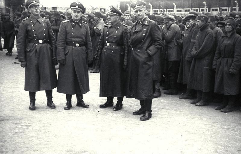 Oficerowie SS w Mauthausen-Gusen. Karl Chmielowski stoi pierwszy od prawej (Bundesarchiv/CC-BY-SA 3.0).