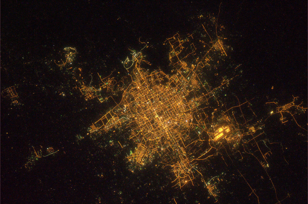 W liczącym blisko 22 miliony mieszkańców Pekinie na szerszą skalę używa się zaledwie 450 nazwisk. Na zdjęciu Pekin widziany z kosmosu (NASA/domena publiczna).