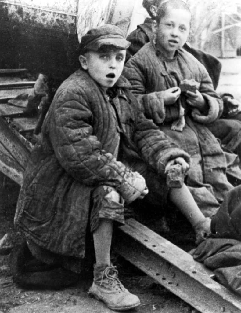 Polskie dzieci deportowane przez Sowietów na Syberię. Zdjęcie wykonane w 1942 roku, gdy dotarły do formowanej przez Władysława Andersa Armii Polskiej w ZSRS (domena publiczna).