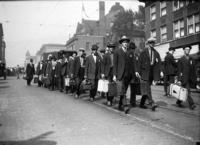 Rekruci z Seattle idący na dworzec kolejowy. Zdjęcie wykonane we wrześniu 1917 roku (domena publiczna).
