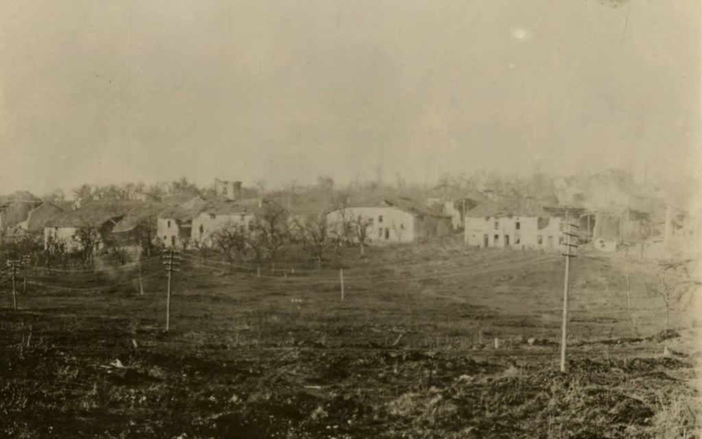 Ruiny Cunel na zdjęciu z listopada 1918 roku (domena publiczna).