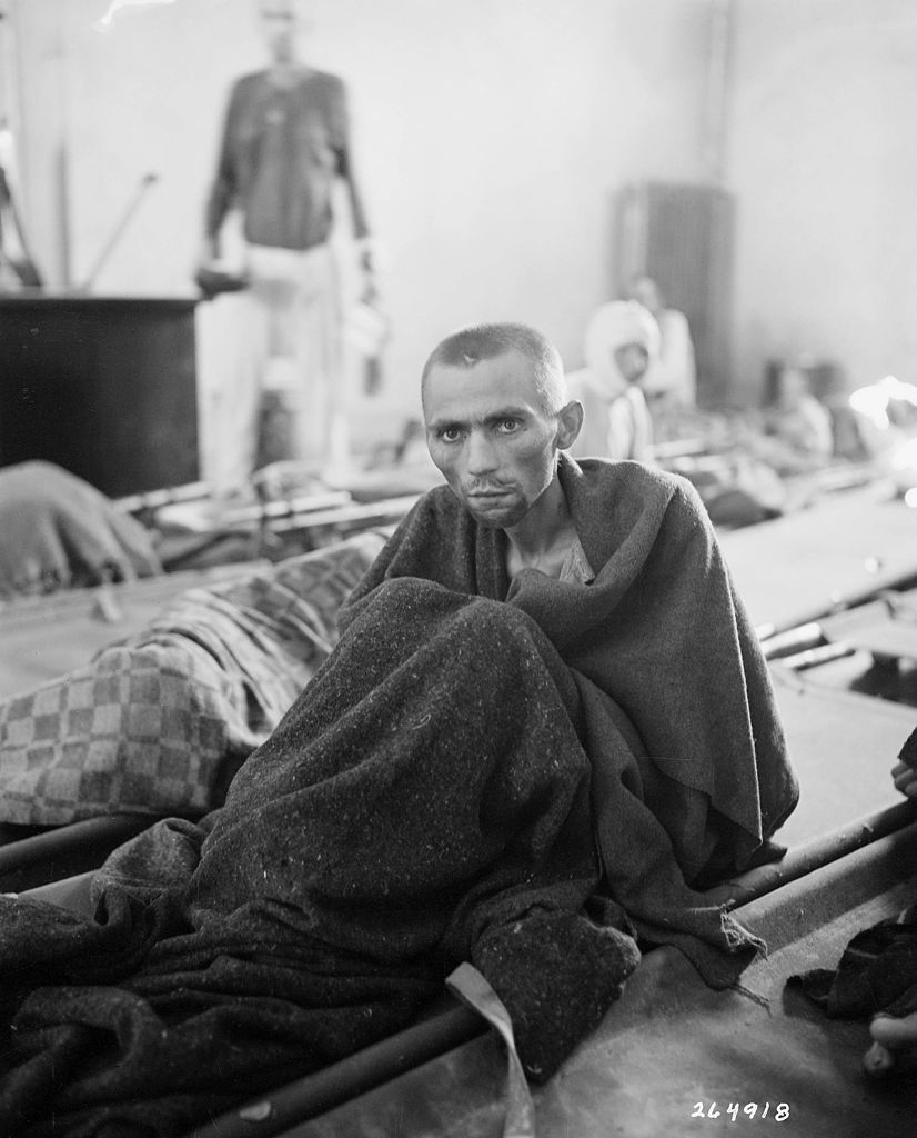 Więźniowe Gusen na zdjęciu wykonanym po wyzwoleniu obozu w maju 1945 roku (Sam Gilbert/domena publiczna).