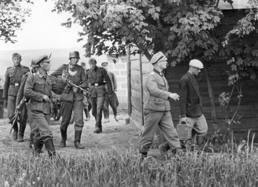 Żandarmeria wojskowa Waffen SS w trakcie przeszukiwania radzieckiej wsi (domena publiczna).