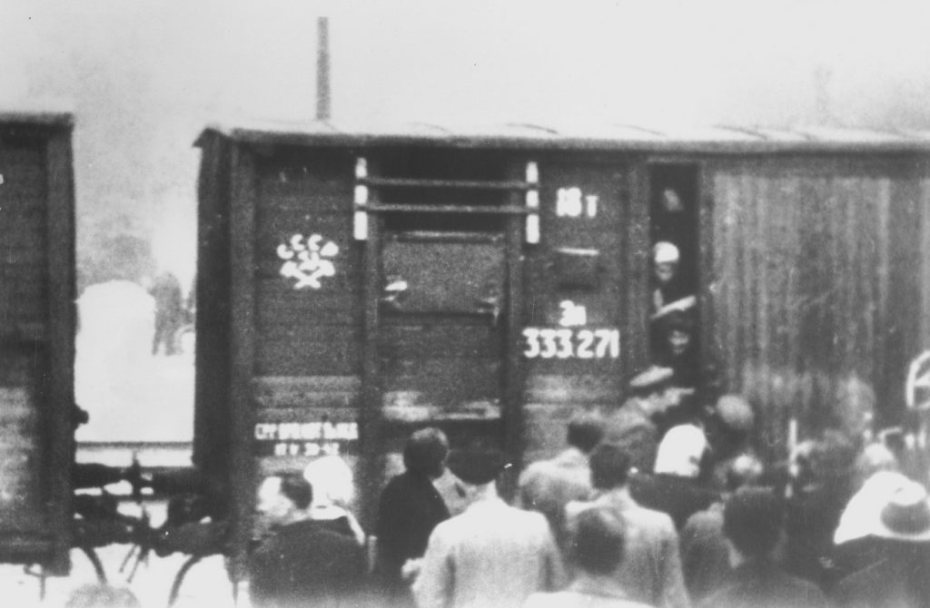 Zdjęcie wykonane w trakcie deportacji Polaków na Sybir w latach 1940-1941 (domena publiczna).
